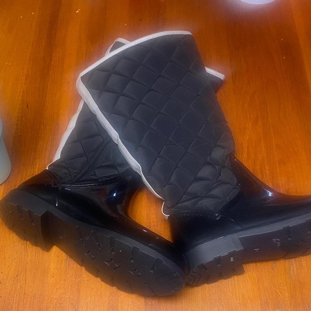 Quilted Black Rain Boots with Grey Trim